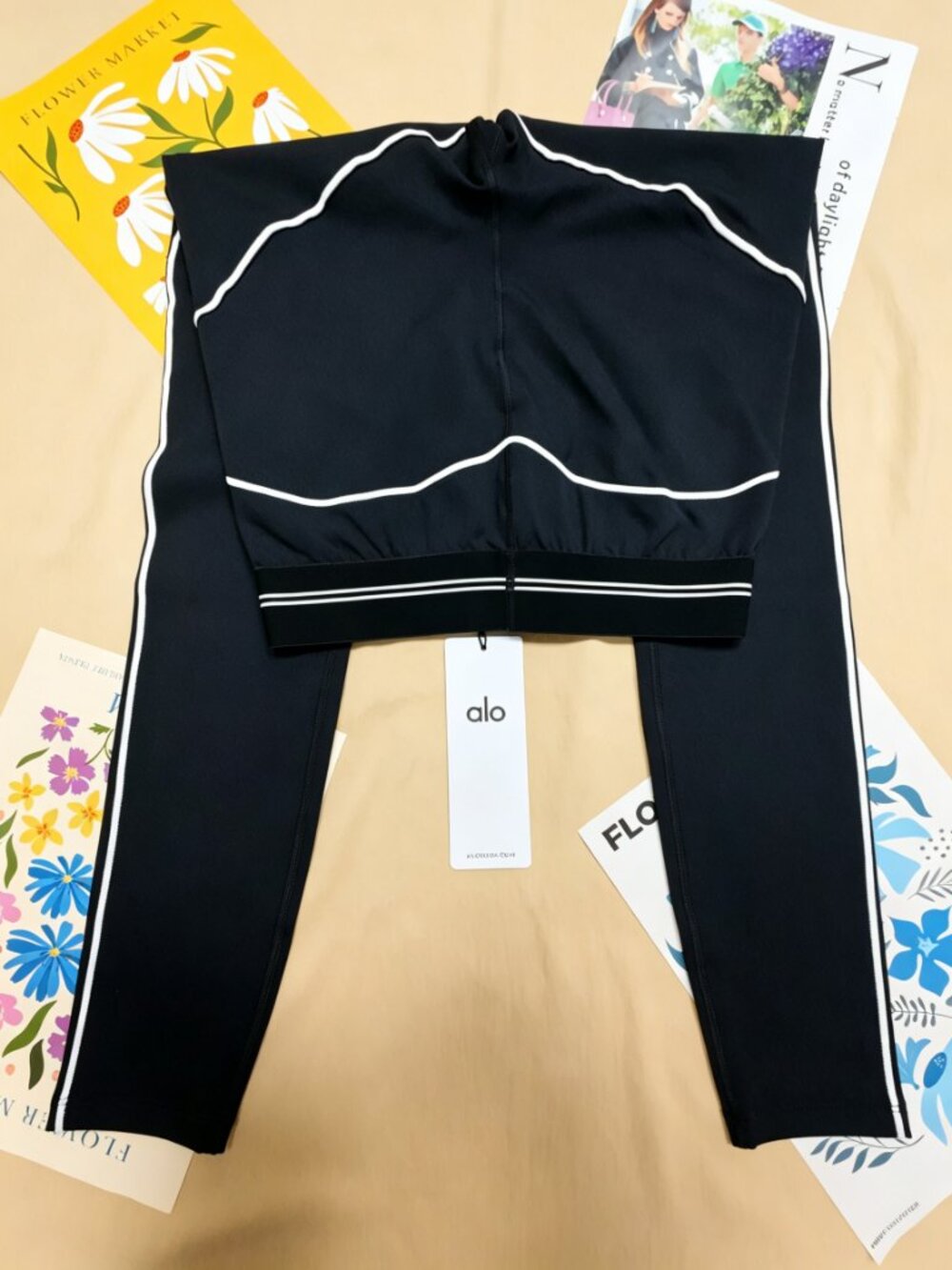 ALO Yoga NWT🧘🏻Airbrush High-Waist Heart Throb Black/White Legging🎭 - Picture 9 of 13